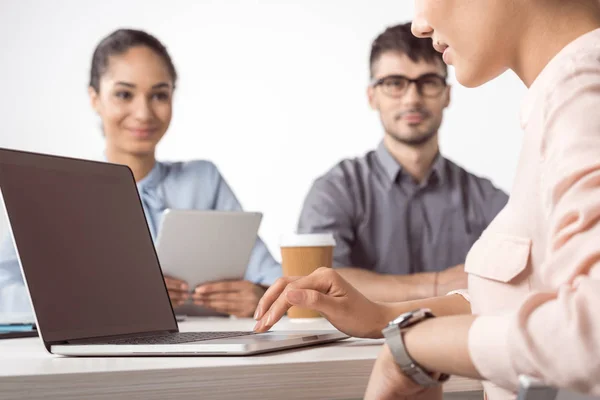 Donna d'affari utilizzando il computer portatile — Foto stock