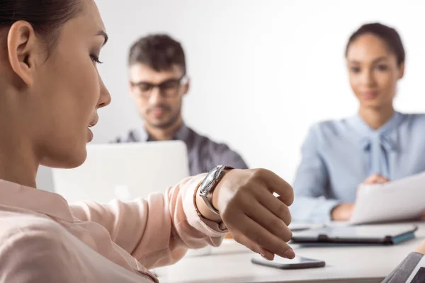 Femme d'affaires regardant montres à main — Photo de stock