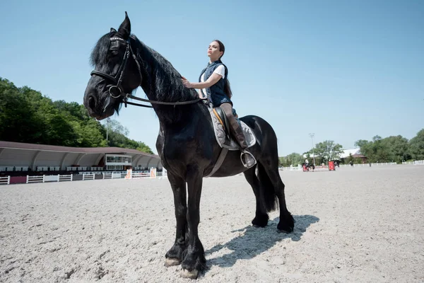 Jeune femme avec cheval — Photo de stock