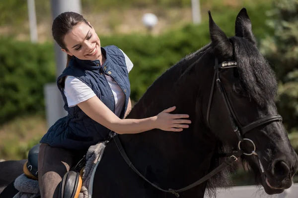 Giovane donna con cavallo — Foto stock