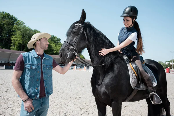 Jovem casal equitação cavalo — Fotografia de Stock