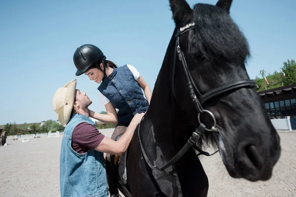 Giovane coppia a cavallo — Foto stock