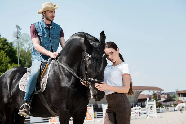 Junges Paar reitet Pferd — Stockfoto