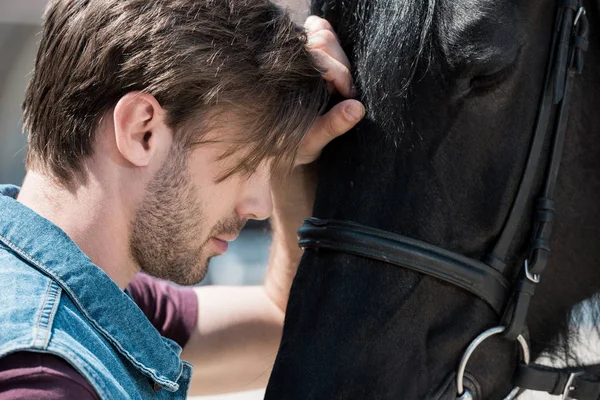 Homme barbu avec cheval brun — Photo de stock