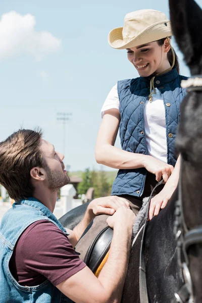 Pareja joven a caballo - foto de stock