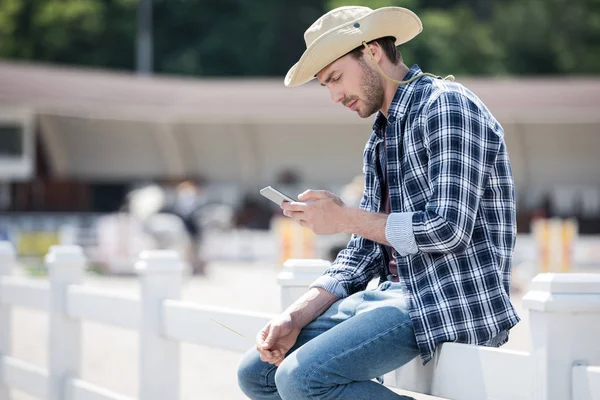 Man using smartphone — Stock Photo