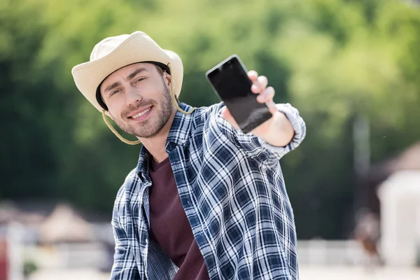 Mann benutzt Smartphone — Stockfoto