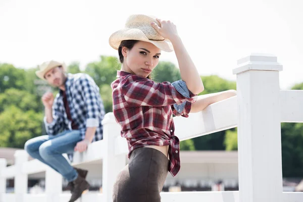 Vaquero estilo chica posando en rancho - foto de stock