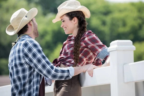 Cowboy coppia di stile parlando vicino recinto — Foto stock