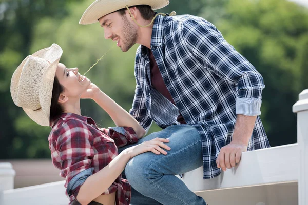 Jovem sorrindo cowboy estilo casal — Fotografia de Stock