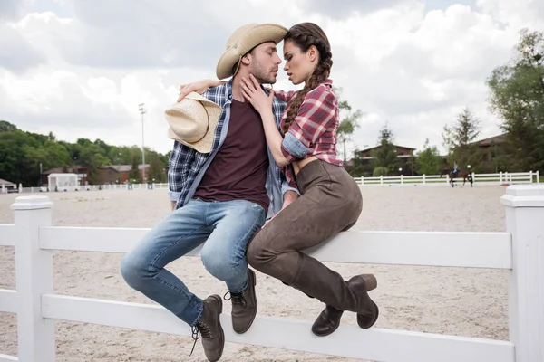 Jeune couple passionné de style cow-boy — Photo de stock