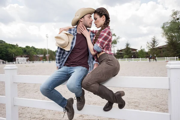 Joven apasionado vaquero estilo pareja - foto de stock