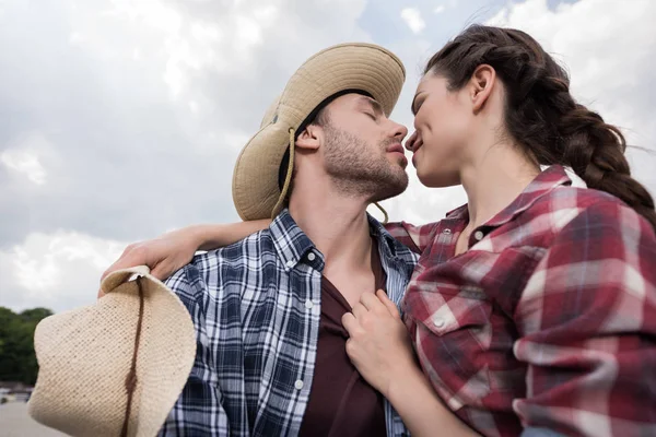 Giovane coppia affettuosa stile cowboy — Foto stock