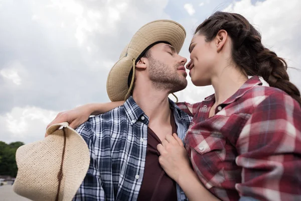 Jeune couple affectueux de style cow-boy — Photo de stock