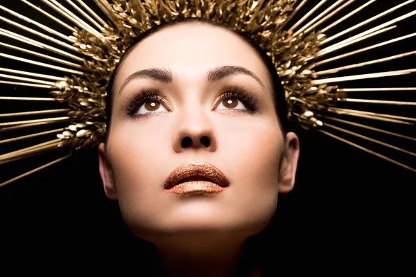 Mulher glamourosa em headpiece dourado — Fotografia de Stock