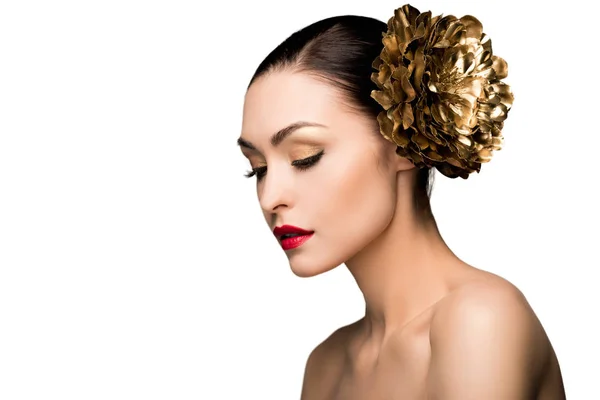 Mädchen mit goldener Blume im Haar — Stockfoto