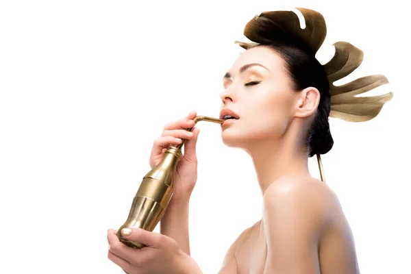 Mulher com garrafa de água dourada — Fotografia de Stock