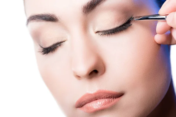 Makeup artist applying eyeliner arrows — Stock Photo