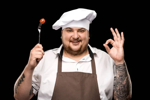 Chef sosteniendo tomate en tenedor - foto de stock