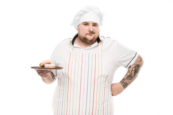 Шеф-повар с пончиками на тарелке — стоковое фото