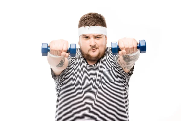 Gordito hombre ejercitando con mancuernas - foto de stock