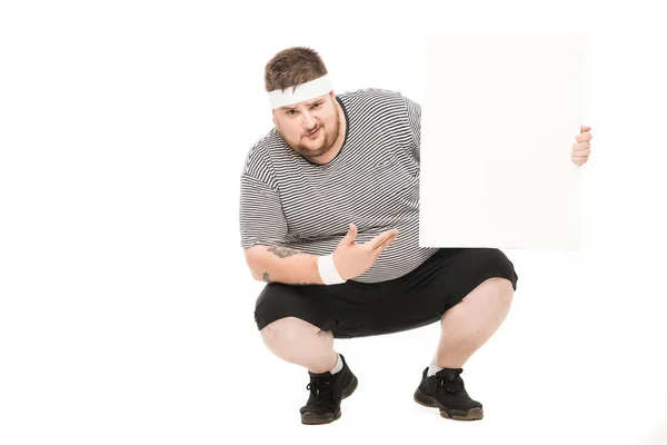 Joven apuntando a la pancarta en blanco - foto de stock