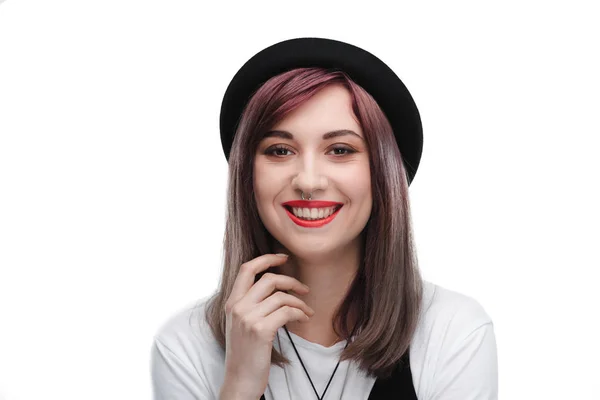 Chica sonriente con el pelo morado - foto de stock