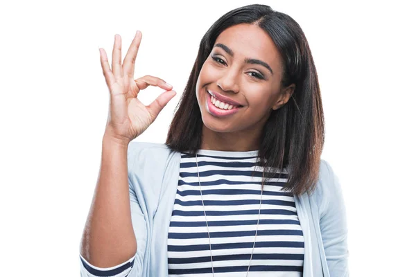 Молодая женщина жест ОК знак — стоковое фото