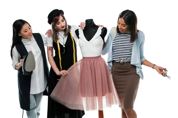 Jóvenes diseñadores de moda con maniquí - foto de stock