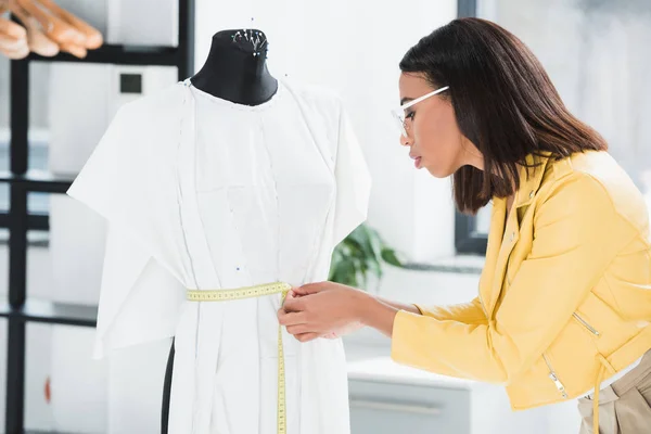 Dressmaker trabajando con maniquí - foto de stock