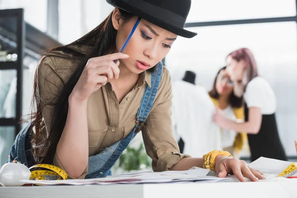 Stilista di moda che lavora su schizzo — Foto stock