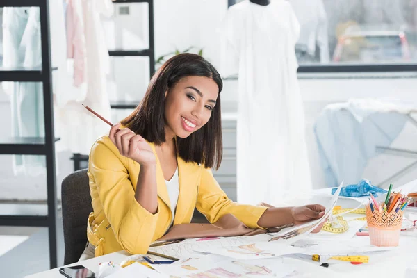 Woman looking at camera — Stock Photo