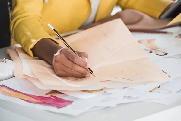 Modedesignerin arbeitet im Atelier — Stockfoto