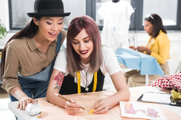 Diseñadores de moda trabajando en el proyecto - foto de stock