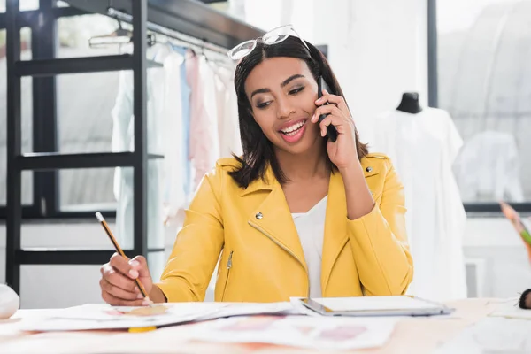 Donna che parla su smartphone — Foto stock