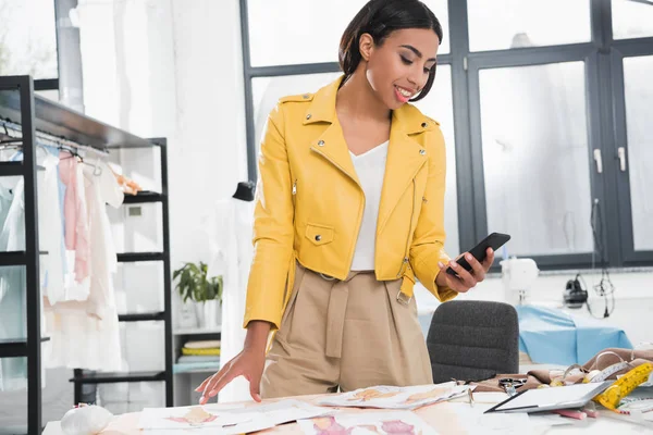 Frau nutzt Smartphone — Stockfoto