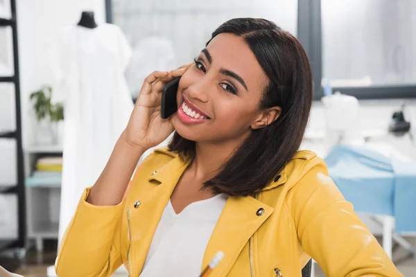 Frau spricht auf Smartphone — Stockfoto