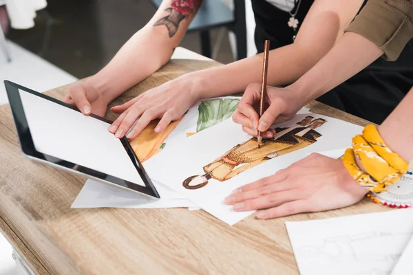 Modedesigner arbeiten mit Entwürfen — Stockfoto