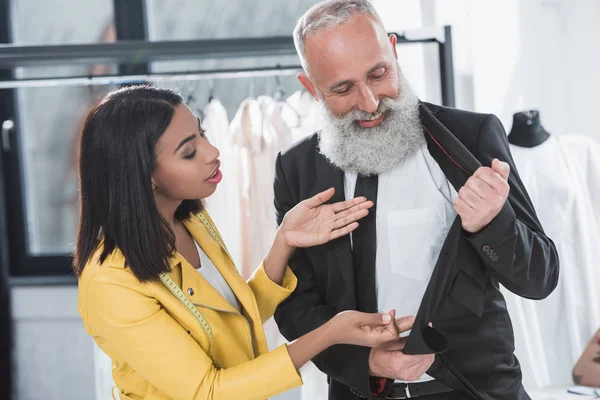 Estilista hablando con el cliente de pelo gris - foto de stock