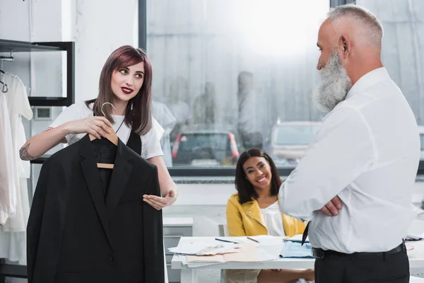 Sastre proponer hombre a probar chaqueta - foto de stock