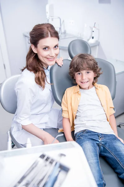 Dentista y niñito - foto de stock