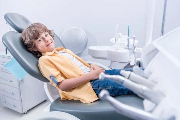 Menino sentado na cadeira do dentista — Fotografia de Stock