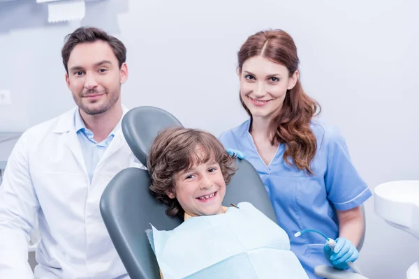 Niño pequeño y dentistas - foto de stock