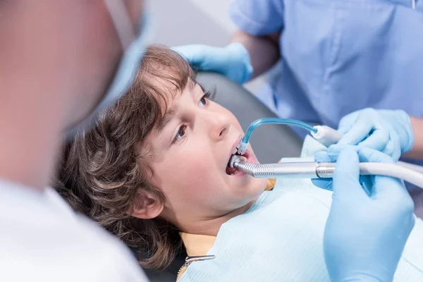 Dentistas que tratan a los pacientes dientes - foto de stock