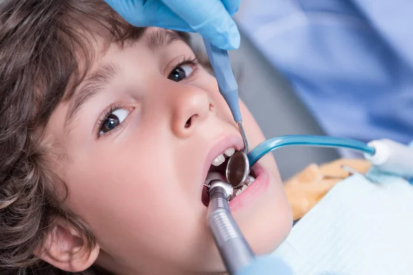 Zahnarzt untersucht Zähne von Patienten — Stockfoto
