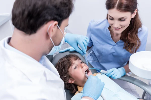 Dentisti che trattano pazienti denti — Foto stock