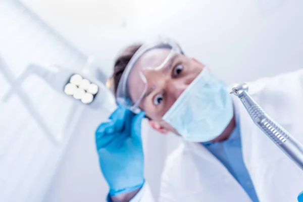 Стоматолог з стоматологічним дрилем — стокове фото