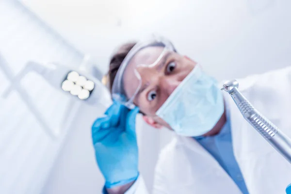 Dentiste avec perceuse dentaire — Photo de stock