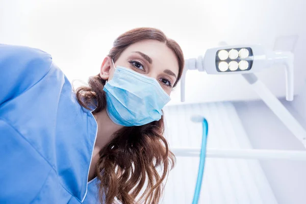 Dentiste avec alimentation dentaire — Photo de stock