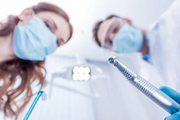 Dentistas con equipo dental - foto de stock